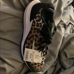 (NEVER WORN) Nike court zoom zero woman’s shoes